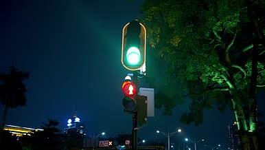 4k实拍城市街头夜晚红绿灯空镜视频的预览图